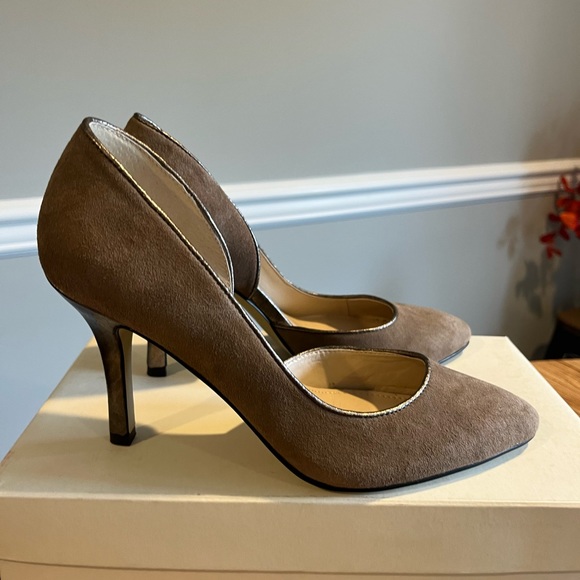 Anne Klein Tan Suede Stunning and comfy heels - Excellent cond.!Size 7 1/2 - Picture 4 of 8